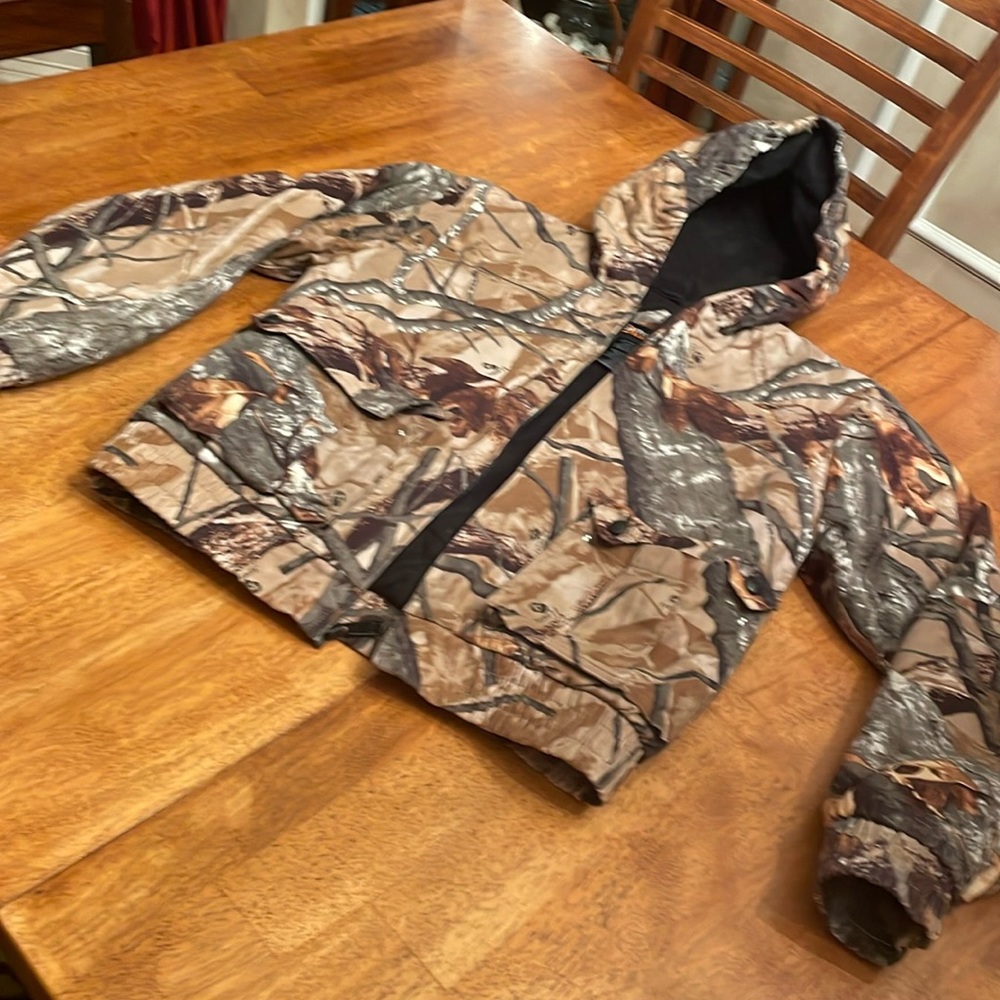 Outfitters ridge coat in camo fusion  3-0. Size youth xl/ 14-16